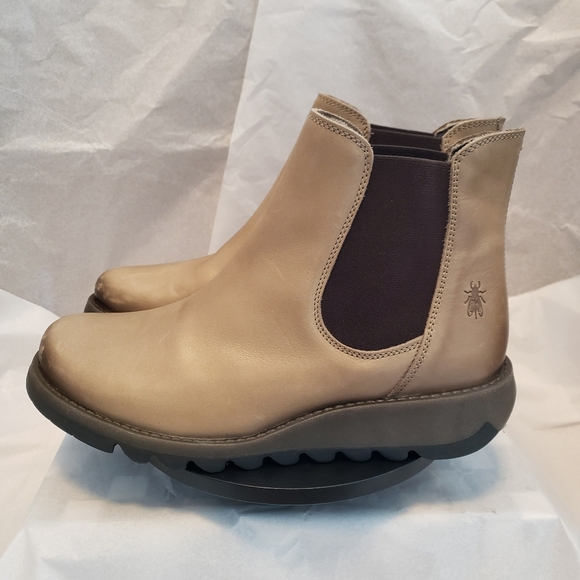 Fly London Women's Salv' Chelsea Chunky Lugged Wedge Boot Size 10.US 41… - Picture 7 of 9